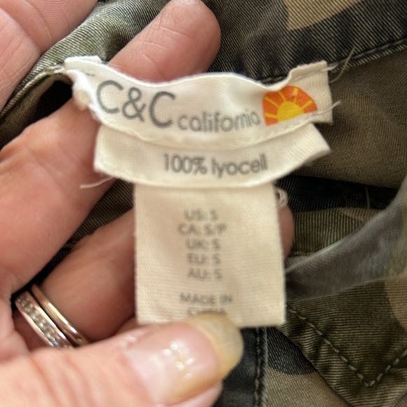 C&C CALIFORNIA Short Sleeve button down top green camo Sz S - Picture 11 of 11